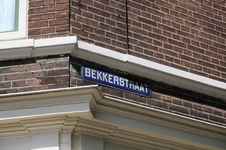 904614 Afbeelding van een oud type straatnaambordje op het hoekpand Bekkerstraat 90 te Utrecht.